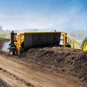 Rivoltatore di Compost Vermeer CT612 in azione